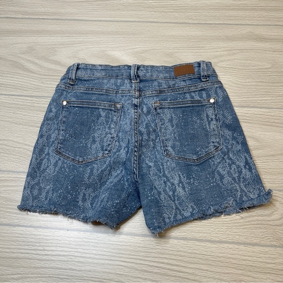 Judy Blue Mid Rise Snake Print Light Wash Blue Denim Jean Shorts Raw Hem Size M - Picture 5 of 13